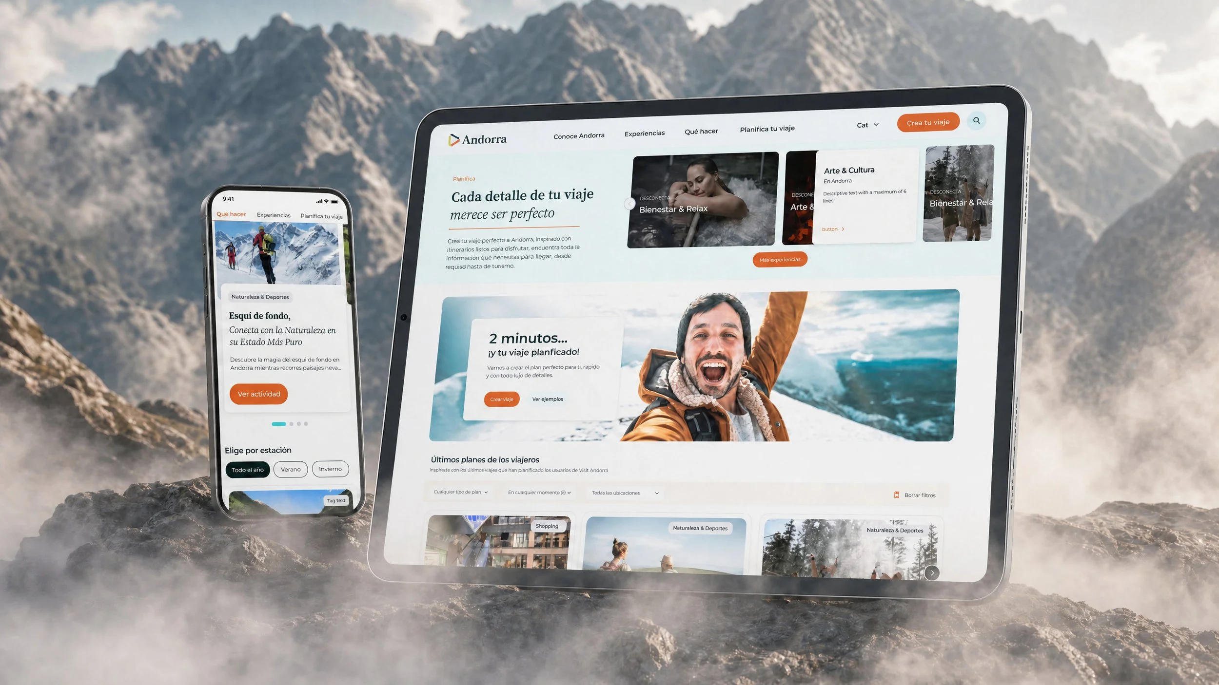 Tablet y móvil mostrando una página web de turismo, sobre un paisaje de montaña con niebla.