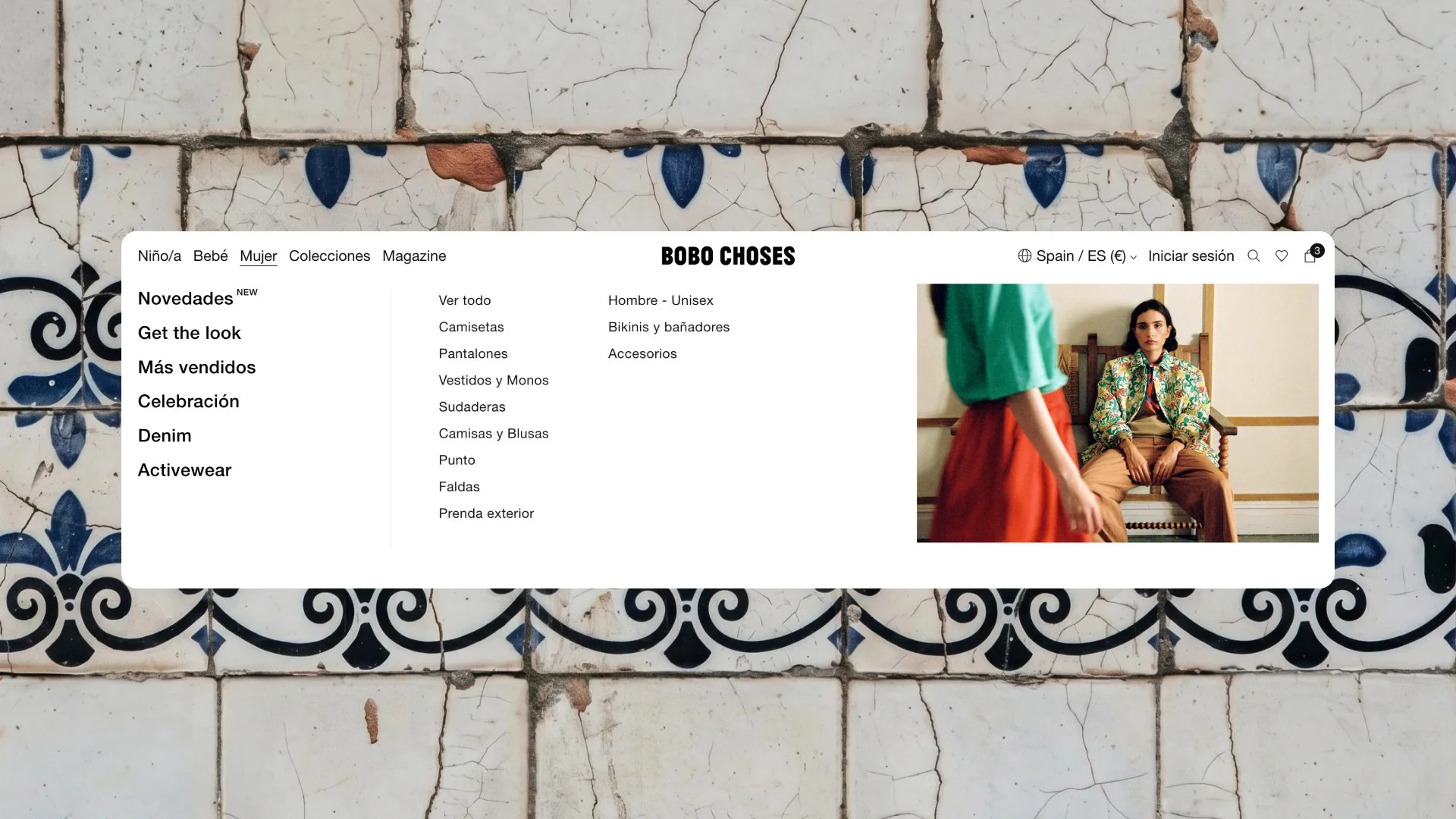 Menú desplegable de la tienda online Bobo Choses con categorías de ropa para mujer, mostrado sobre fondo de azulejos decorativos blancos y azules.