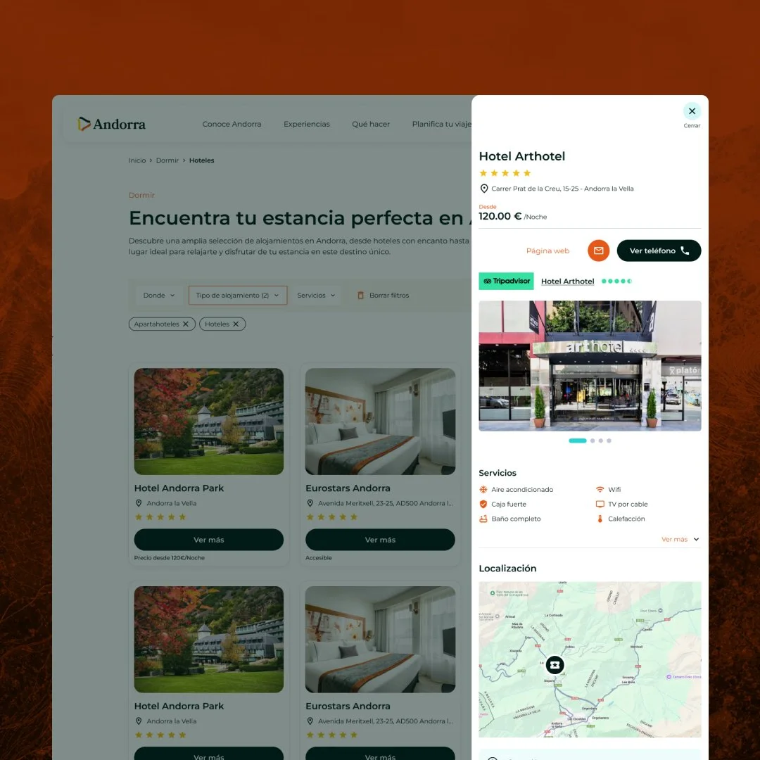 Listado de alojamientos con filtros de búsqueda y panel lateral con información detallada de un hotel.