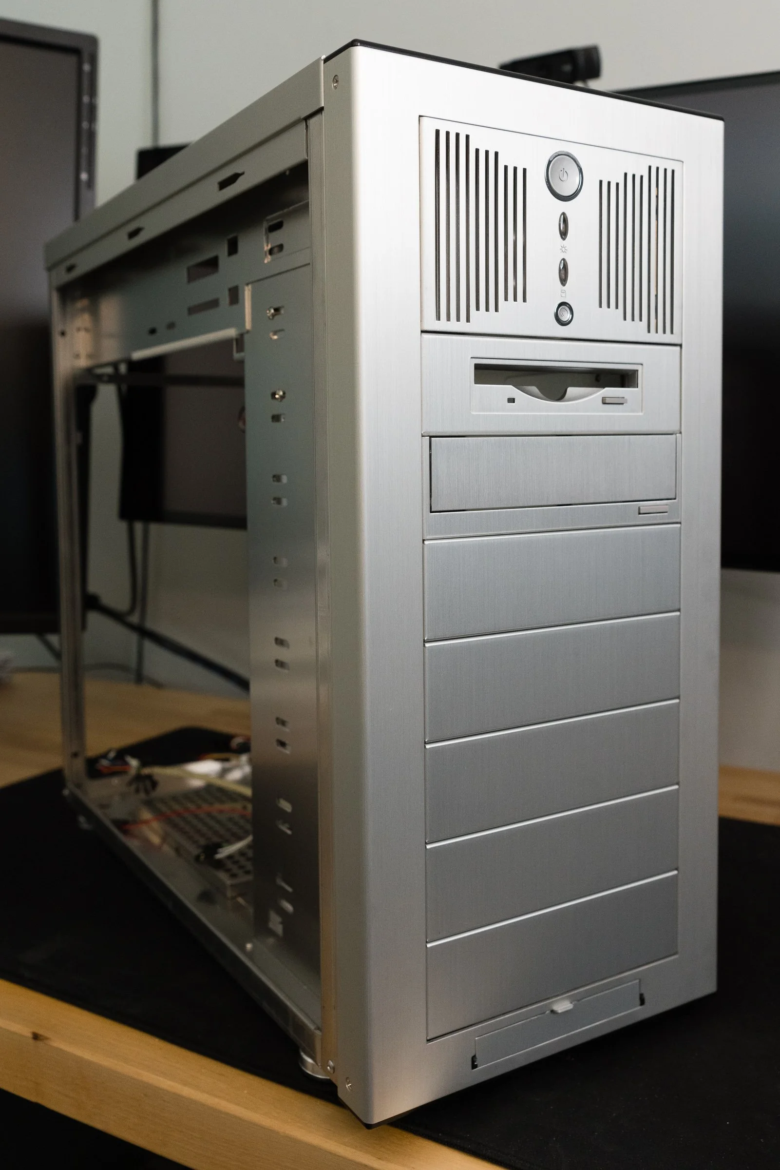 Vintage AT Full Tower Server Case – Beige, 5x 5.25" & 2x 3.5" Bays, White Wheels, No PSU