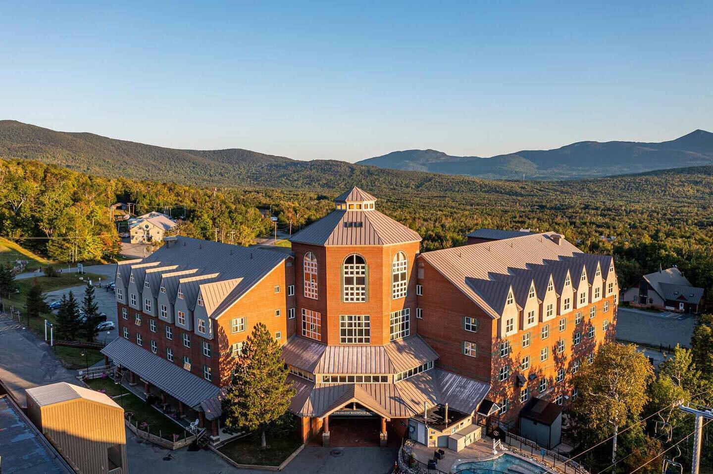 So psyched for ski season at Sugarloaf! Warm your bones with some Three O'Clock Twilight, our New England style winter cider, on tap at the Hotel @45northsugarloaf and at @slbullwinkles on the mountain!