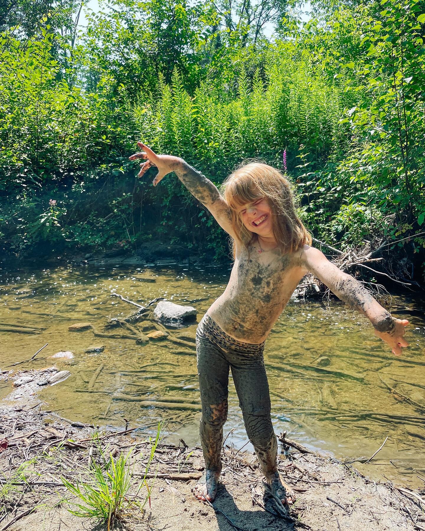Childhood 💚
(Ce ne sont pas des pantalons, mais de la boue 🙊)
#freerangekids #enfantheureux