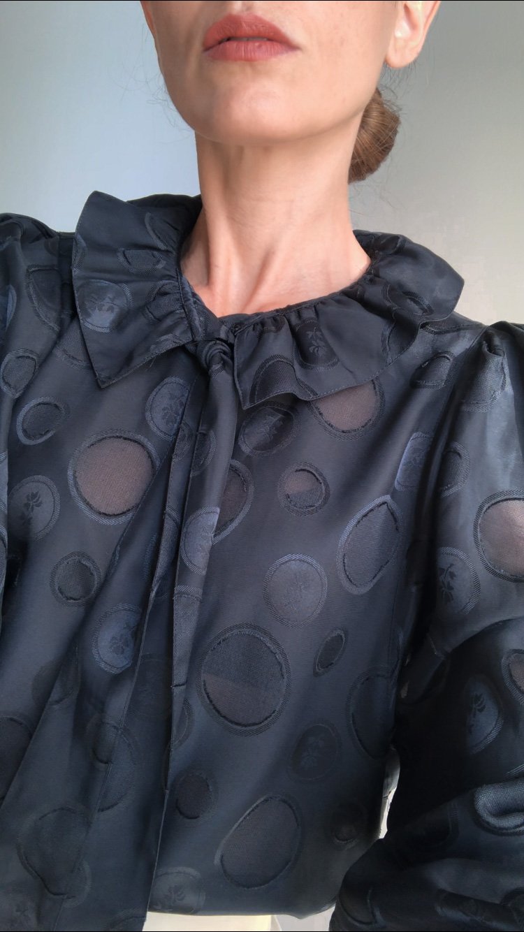 Camicia vintage nera colletto frill e pois trasparenti