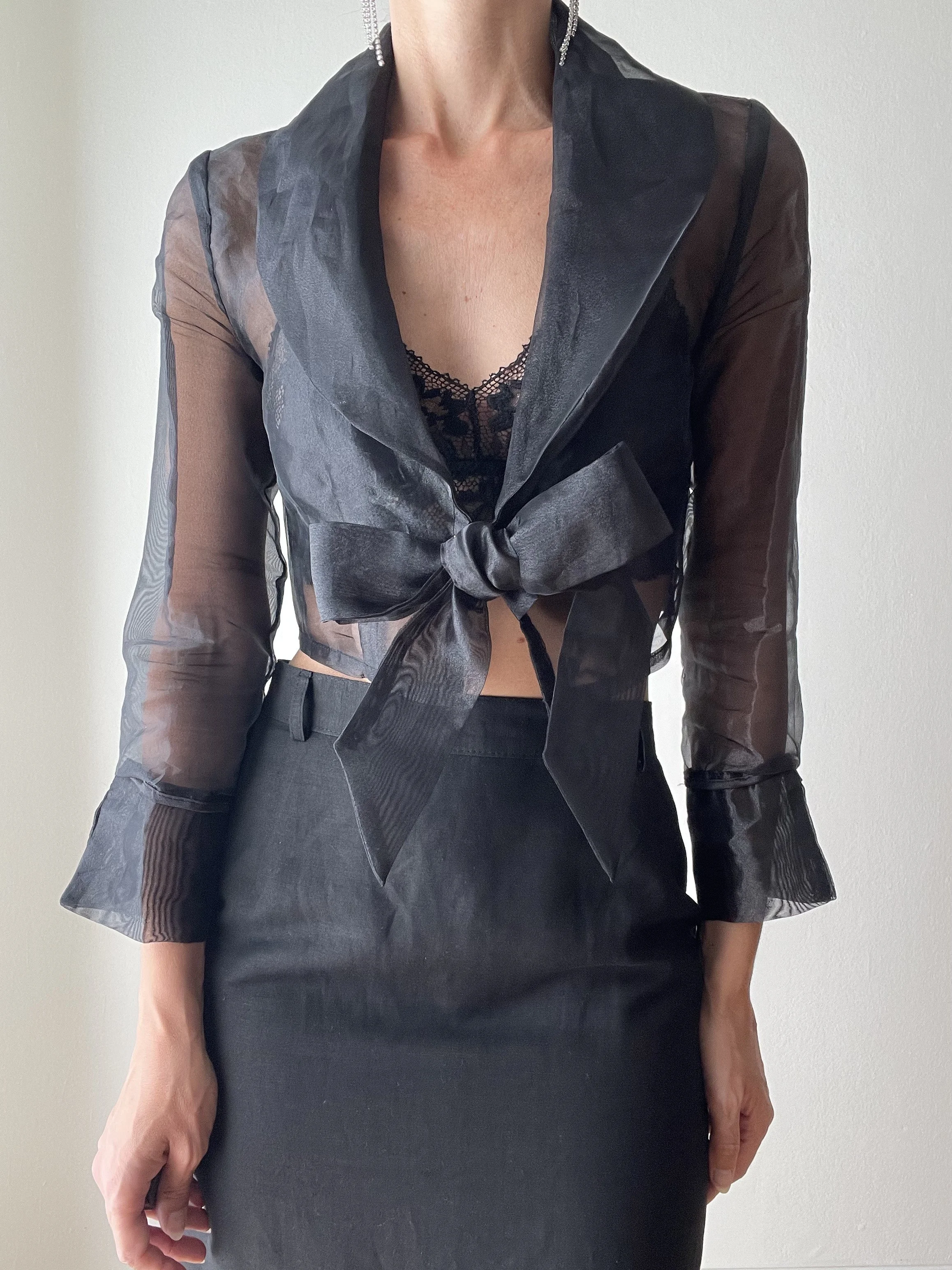Top organza corto con fiocco nero