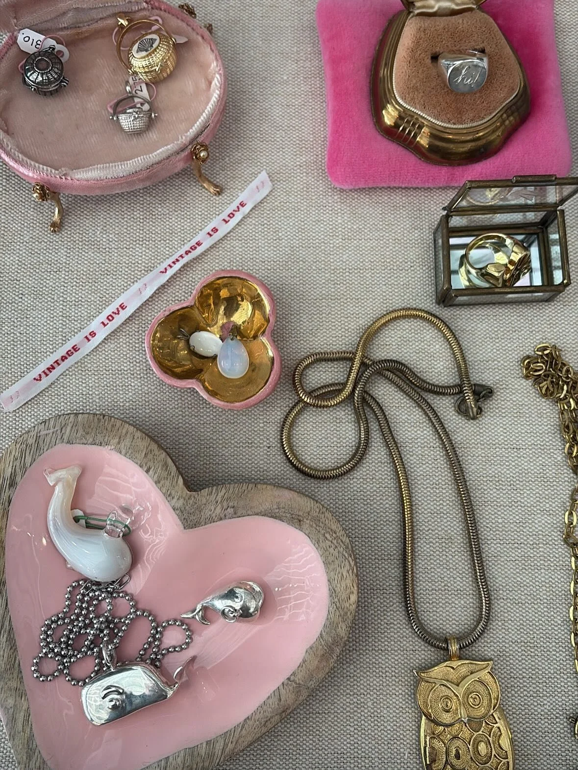 Inspired Bliss invites you to celebrate the season on December 4th along with @marieyvonnemoss and @jwcalligraphy_ who will be joining us for an afternoon/evening full of sparkle, joy and inspiration.

Marie&rsquo;s Vintage Charm Bar is a treasure tr