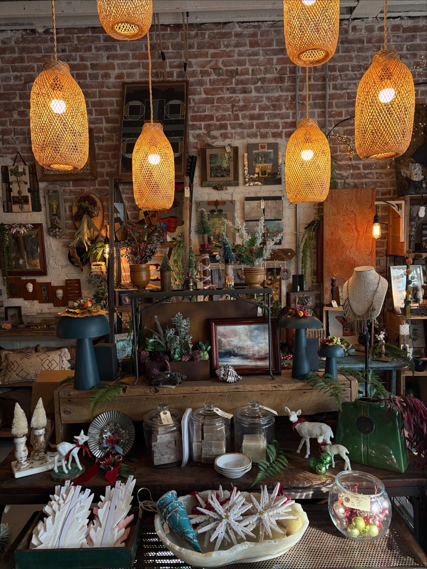 ✨As we head into our final week before the holidays we wanted to share our hours for this week, we are open every day until Christmas! 

Weds-Fri 10-4
Sat. 10-5
Sun 12-4
Mon-Tues 10-4
Weds(Christmas Eve) 10-2

✨We have lots of joyful and inspiring op