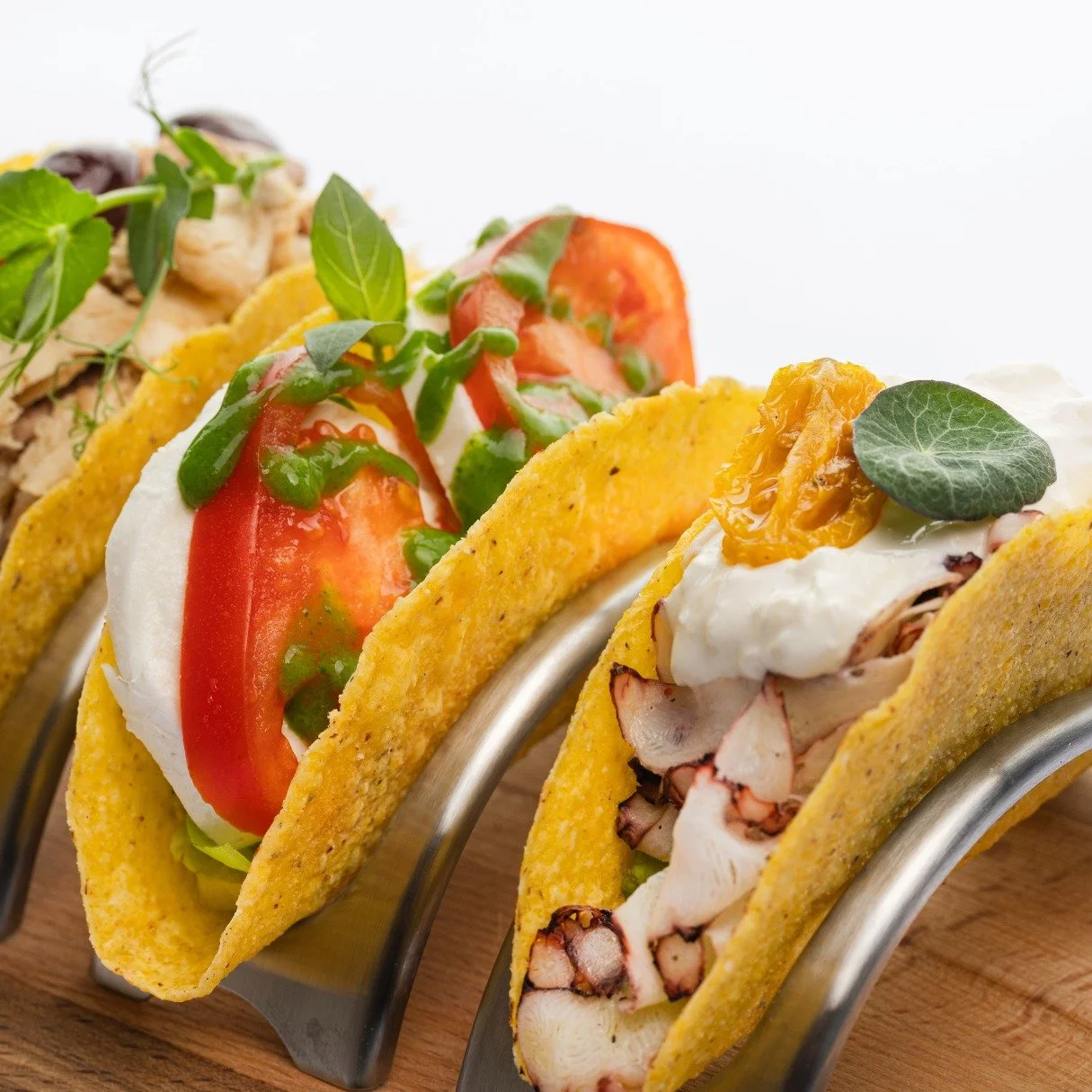 Un antipasti qui sent bon l'arriv&eacute;e de l'&eacute;t&eacute; ! 🏖️

Nos tacos sont &agrave; d&eacute;guster, o&ugrave; et quand vous voulez. Mais id&eacute;alement, en terrasse, avec des copains, des lunettes de soleil et un verre de ros&eacute;