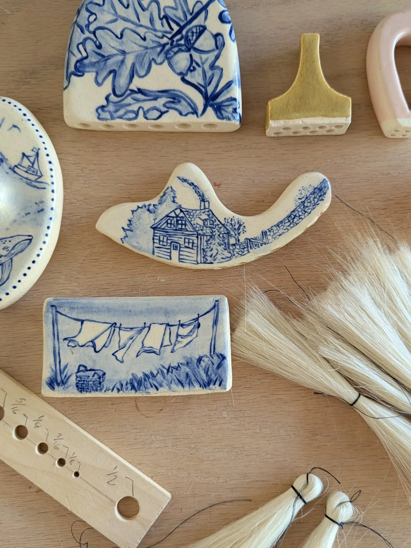 Little peek at my table today 👀
.
.
.
#handbrushes #handmadebrush #cobaltwash #goathair #ceramicbrush