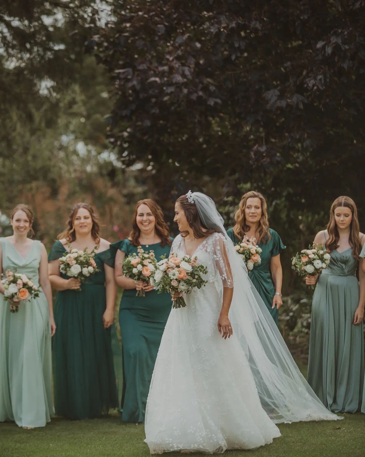 I love mixed colour tones for bridesmaids dresses, especially when they're green! 💚

The beautiful Rebecca with her lovely Bridesmaids 

Venue @barnsatredcoats 
Photo @the_wardette_studio 

#bridesmaidflowers #bridalbouquet #bridesbouquet #bridesmai