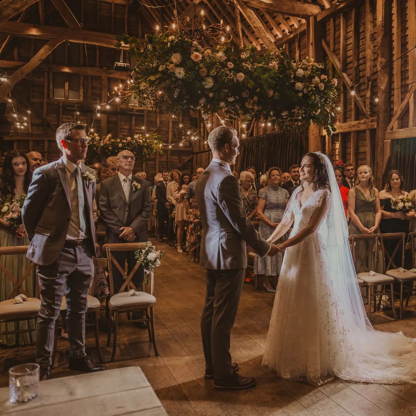 Rebecca &amp; Ben, perfectly framed by the hanging flower cloud above 🌸🌿

Looking forward to being back here for my first two weddings of 2024 

Venue @barnsatredcoats 
Photo @the_wardette_studio 

#hangingarrangement #flowercloud #hanginginstallat