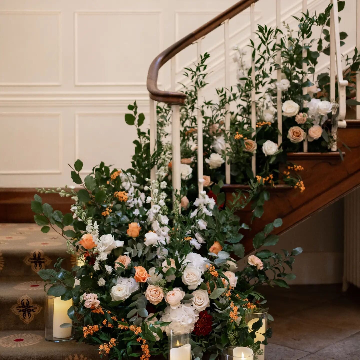 Getting married at a venue with a statement staircase? Why not make it even more of a statement by adding an abundance of flowers! The perfect way to welcome your guests to your wedding and also great for couple shots. 🌸🌿

Photo @amilouisaphotograp