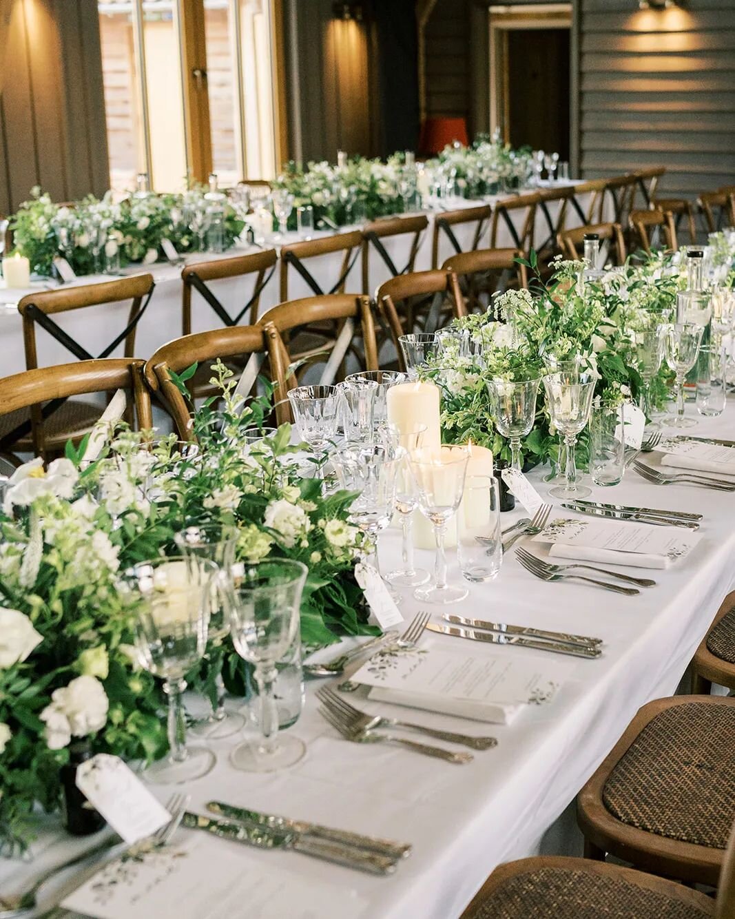 Neutrals &amp; greens for this classic look table set up, with low meadow arrangements to line the tables, and candles dotted in-between 🌿 

photo @courtneydeephotography 
Venue @retreateastweddings

#whiteweddingflowers #whitewedding #barnwedding #