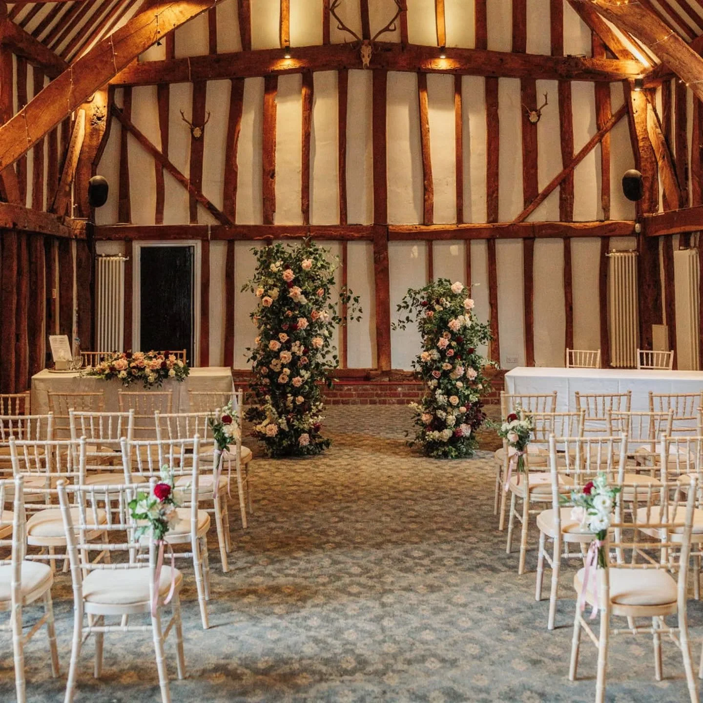 Autumnal burgundy &amp; blush ceremony set up at @knebworth_barns 

Flower columns, registrar table flowers &amp; chair flowers. All repurposed after the ceremony ❤️🩷

#hertfordshirewedding #barnweddingideas #barnwedding #knebworthbarns #knebworth #