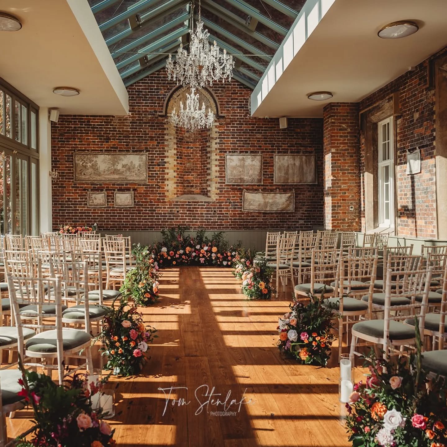 The conservatory at Offley Place looking beautiful in the late summer sunlight 😍 this was a beautiful colour palette to work with. 2026 is looking like a lot of different colour schemes which I'm very excited for! 

Photo  @tomstenlakephoto
Venue @o