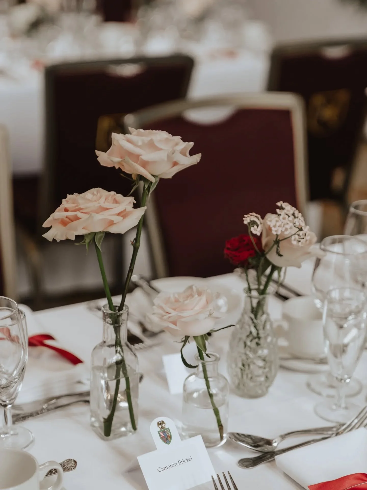Delicate bud vases - small but effective ❤️😍 a popular choose for long banquet tables. This set up in the stunning grand hall at @queens_college was a beauty. 

Planner @viviennemayweddings 
@charlottewottonphotography 

#banquettables #budvases #bu