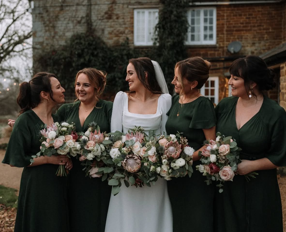 I do love a winter wedding 🌿 dark green bridesmaid dresses with neutrals and dusky pink flowers were the perfect combo for this chilly winter wedding. 

Photo @ayellephoto 
Mua @cambridgemakeupartist
Hair @cambridgebridalhaircompany
Venue @crockwell