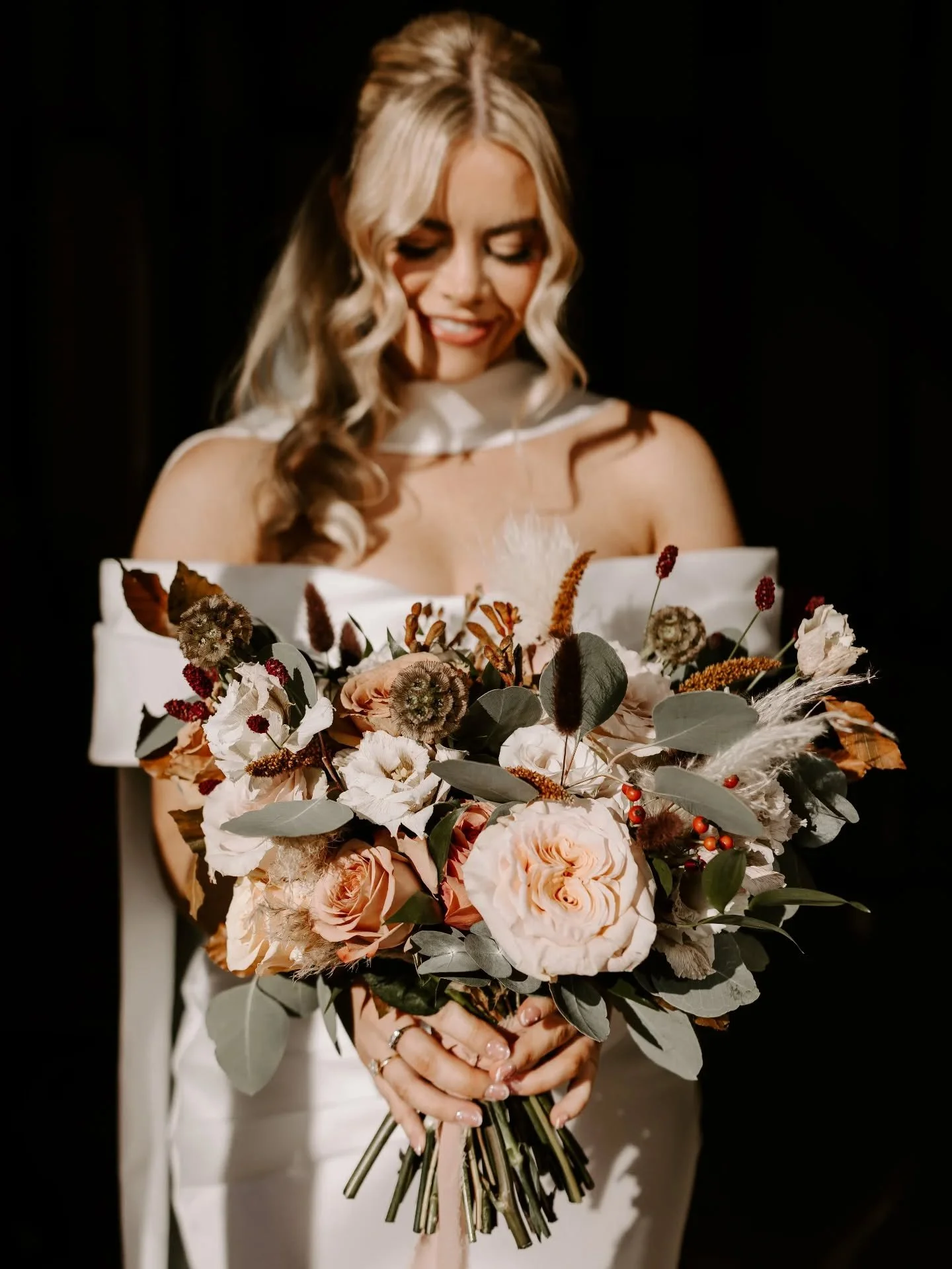 The most beautiful gallery just landed in my inbox. A stunning Autumnal wedding, with the most beautiful lighting &amp; a super photogenic couple! 😍

Photo @nickisheaphotography 
Venue @barnsatredcoats 
Mua @b.mills.mua 
Hair @sashadowlerhairdressin