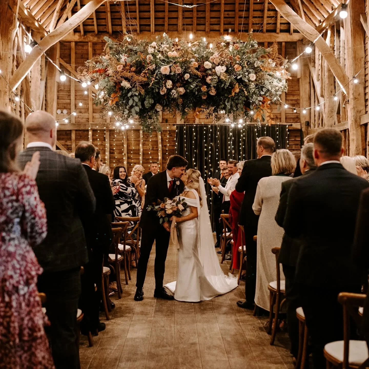 Kissing beneath a cloud of flowers 🌸🍂 

I love creating these designs in the stunning barn at Redcoats. They create the perfect wow factor moment for your guests. 

Photo @nickisheaphotography 
Venue @barnsatredcoats 
Mua @b.mills.mua 
Hair @sashad