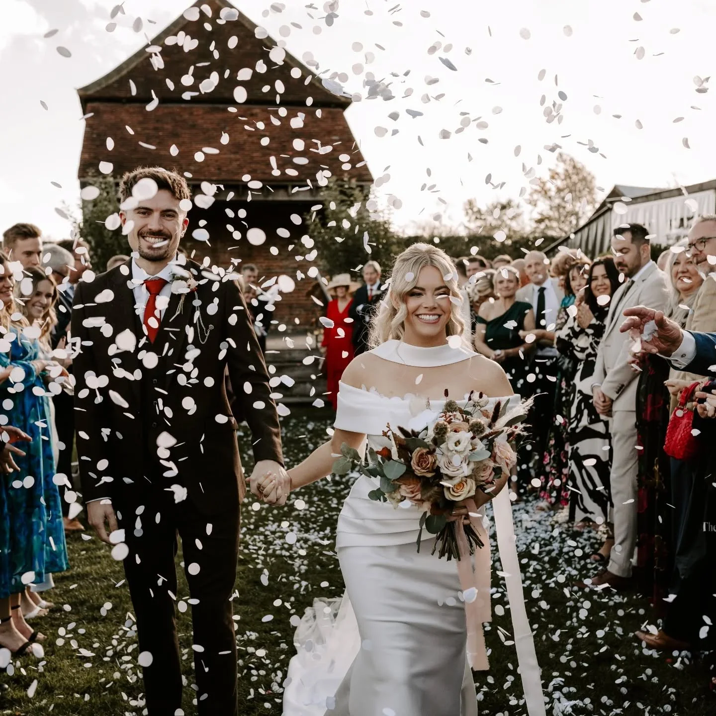 Confetti shots! Always a favourite of mine. The more confetti the better! 😍

Photo @nickisheaphotography 
Venue @barnsatredcoats 
Mua @b.mills.mua 
Hair @sashadowlerhairdressing_x
Dress @rachelashbrides

#autumnalflowers #autumnwedding #barnwedding 
