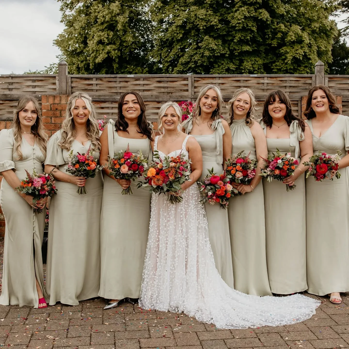 These last few days have been so gloomy, so I thought I'd brighten up the feed with these lovely ladies! 🧡💕 Pink &amp; orange will always be one of my favourite flower combos I think. 

Venue @bassmeadmanorbarns 
Photo @gingerjams 
Mua @alexbridalm
