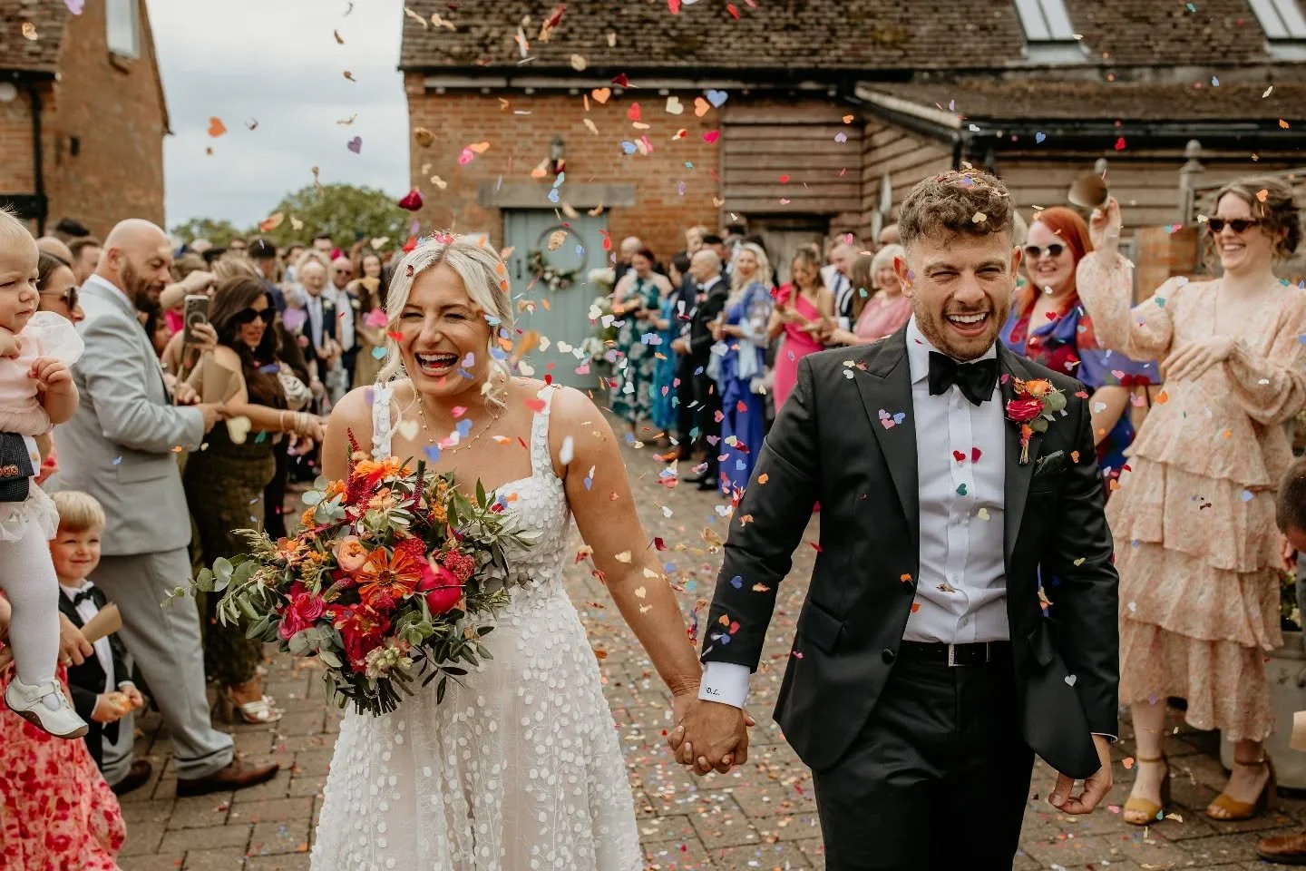 The confetti moment 🎉💕 with the biggest smiles 😍

Venue @bassmeadmanorbarns 
Photo @gingerjams 
Mua @alexbridalmakeup 
Hair @hair_house_bedford 
Dress @dollysbridal 

#confettishot #bridalbouquet #hertfordshireflorist #bedfordshireflorist #justmar