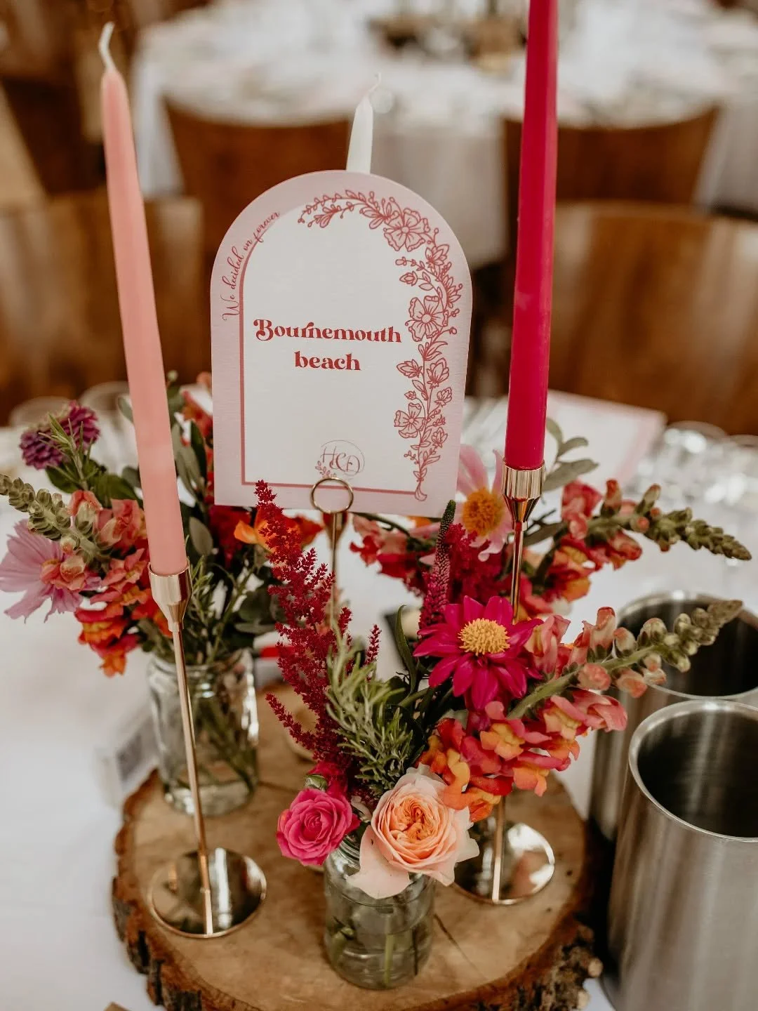A seasonal mix of pink &amp; oranges for these table arrangements. Proof you don't always have to go big on the table florals. 💕🧡

Venue @bassmeadmanorbarns 
Photo @gingerjams 
 
#hertfordshireflorist #bedfordshireflorist #hitchinflorist #cambridge