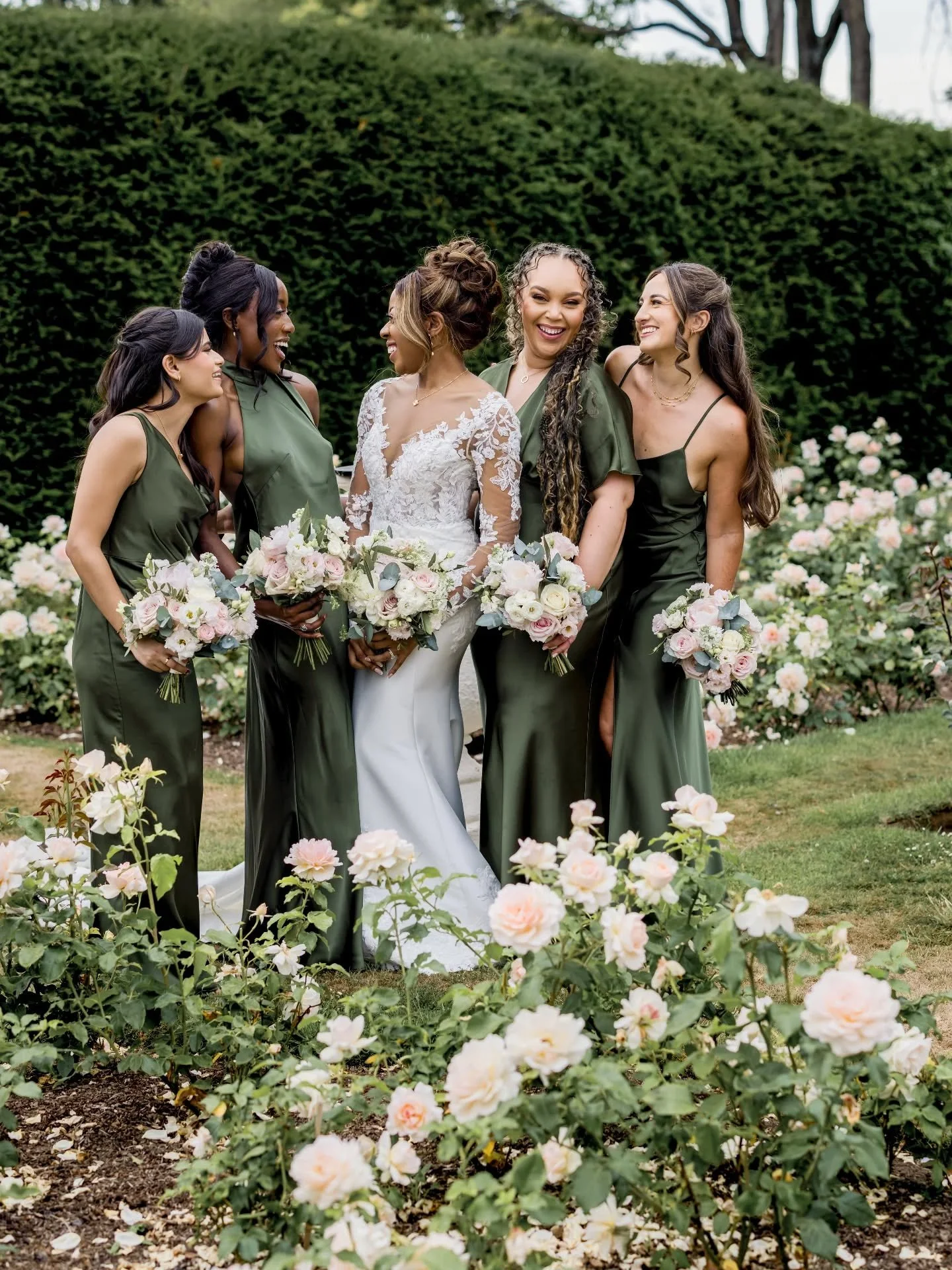 Stunning Bride Amara with her beautiful bridesmaids in the Rose Gardens at Offley Place 🌿 The perfect spot for photos! 😍

Photo @emmahurleyphotography 
Venue @offleyplace 

#hertfordshirewedding #bedfordshireflorist #hertfordshireflorist #offley #h