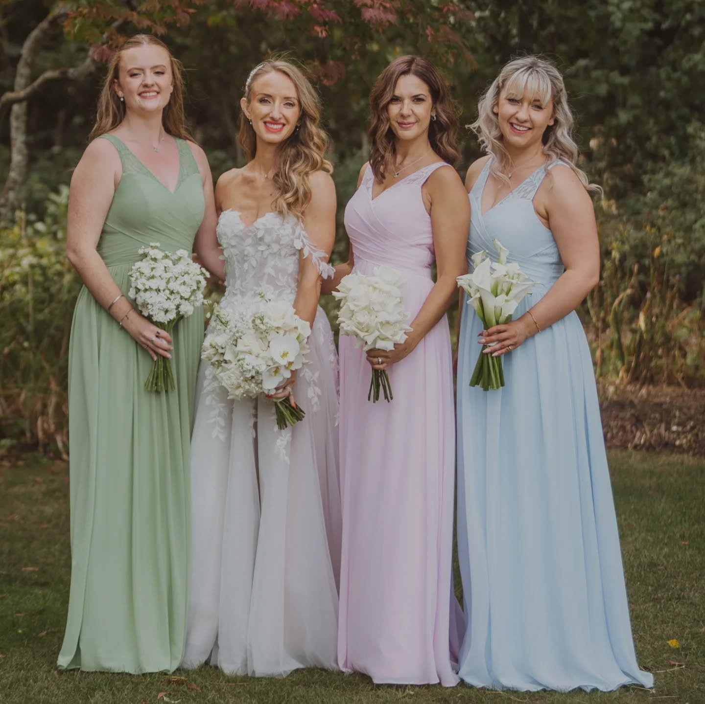 A moment for the monotype bouquets 😍 each Bridesmaid with a different flower type that's used in the Bridal bouquet 🌸

Photo @the_wardette_studio 
Venue @barnsatredcoats 

#hertfordshireflorist #bedfordshireflorist #hitchinflorist #offleyflorist #b