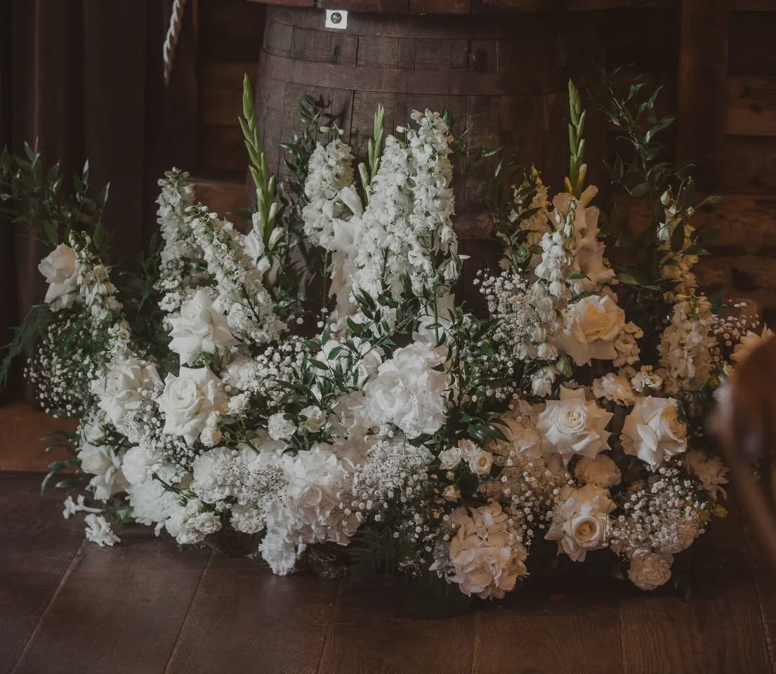 Lush, flower heavy meadow arrangements repurposed from the ceremony to create a focal point at the base of the wedding cake 😍

Photo @the_wardette_studio 
Venue @barnsatredcoats 

#hertfordshireflorist #bedfordshireflorist #barnweddingflowers #hitch