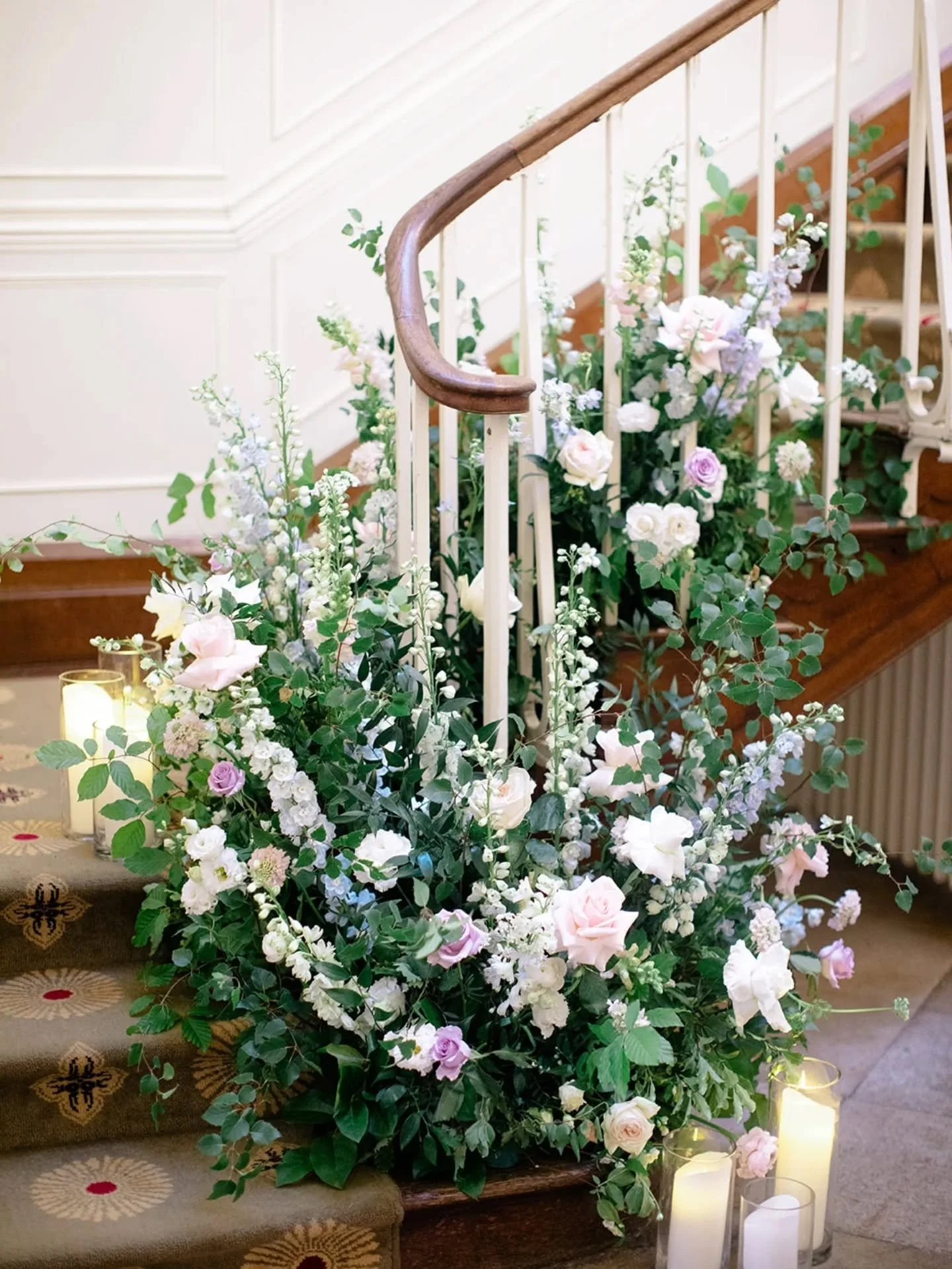 I do love decorating a good staircase 😍 This pretty pastel meadow arrangement was the perfect way to welcome Alice &amp; Matt's guests into their wedding. 

Photo @natasha_hurley 
Venue @offleyplace 

#hertfordshireflorist #bedfordshireflorist #offl