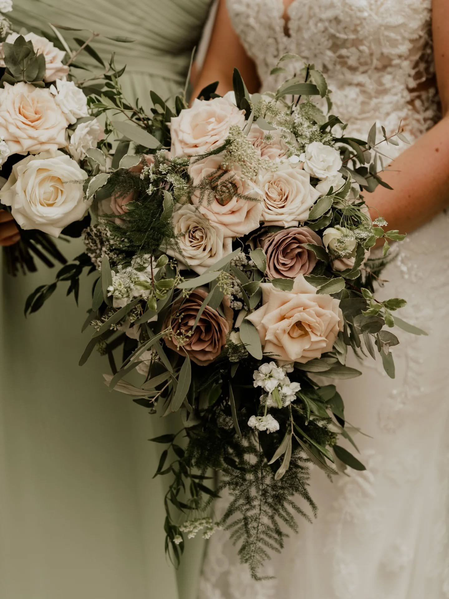 A moment for Lydia's beautiful cascade Bridal bouquet &amp; her bridesmaids bouquets 😍  the perfect colour palette with the sage green bridesmaid dresses. 🌿

I'm always so grateful when photographers get stunning close up detail shots like this. So