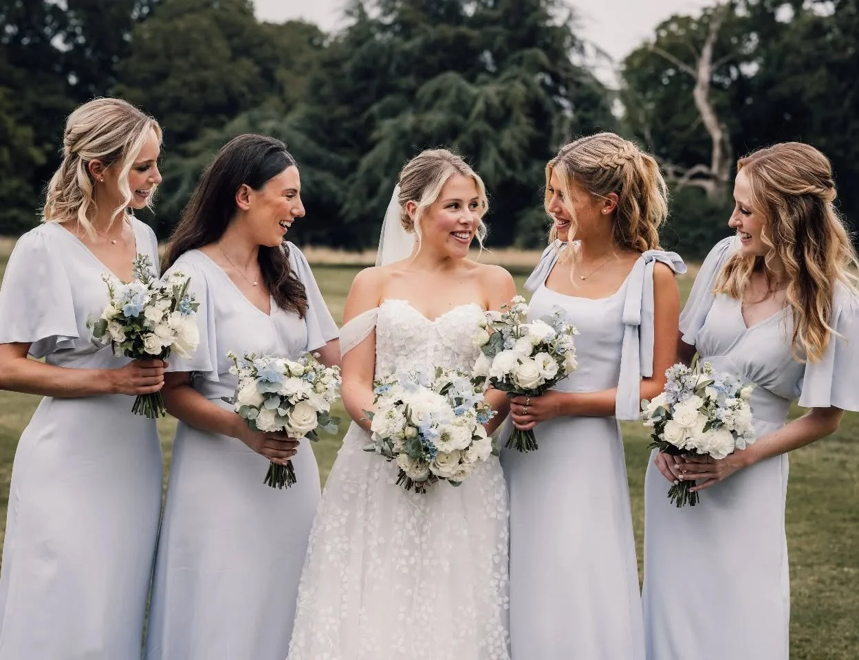 Delicate blues &amp; white hues for Alice &amp; her Bridesmaids. In a classic neat style as requested by the Bride ☺️💙

Photo @sarahcarterphotography 
Venue @offleyplace 

#hertfordshirewedding #hertfordshireflorist #bedfordshireflorist #weddingflor