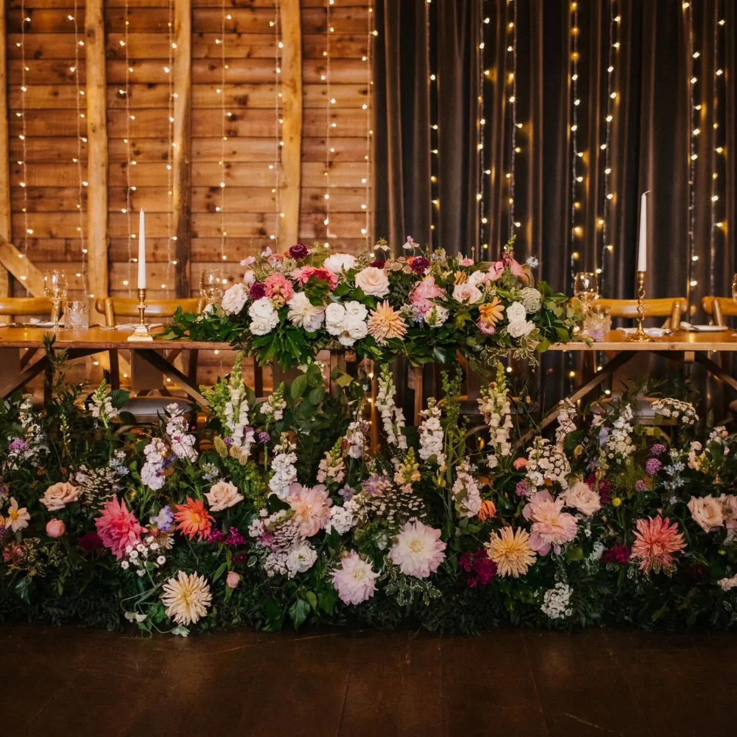 Dreamy spring top table goals 😍 a long and low arrangement for the top of the table and a large meadow at the base 🌿

 Venue @barnsatredcoats
Photos @sallyforder 
British flowers sourced from @ivyprimroseflowers 
Dj @jnsounds 
Cake @layersgraceswed