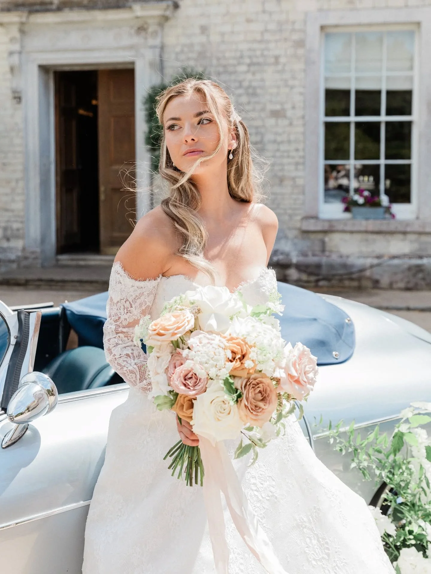 A beautiful bridal bouquet of Quicksand, Toffee, Cappuccino, Bailey &amp; Playa Blanca roses with soft fluffy Ammi &amp; sweet scented Majolica spray roses 😍 I love this romantic colour palette. 

Concept co-creation @sarahshuttleluxurybrands &amp; 