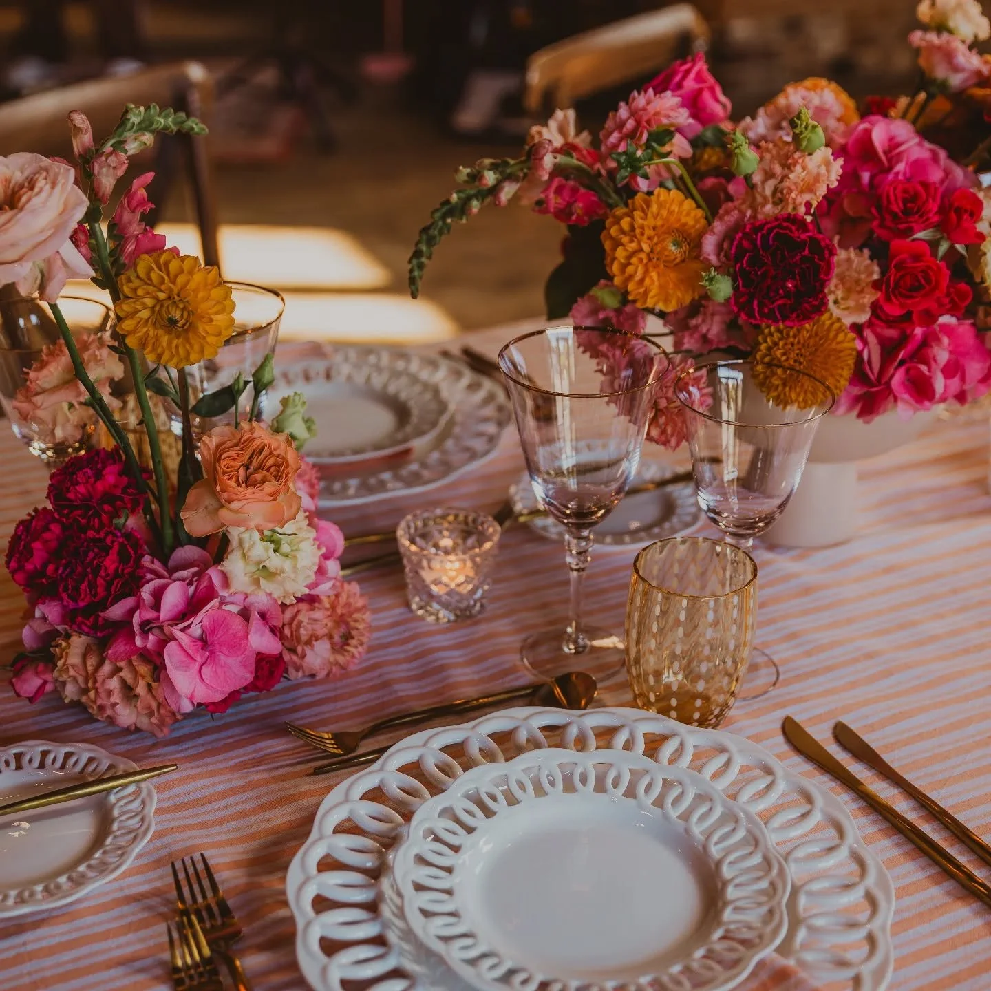 A mix of mini posies &amp; footed bowl arrangements for this set up at Redcoats. 

Pop by this Saturday for their open day! 11-2pm. I'll be there to chat flowers 🌸

Photos: @the_wardette_studio&nbsp;
Venue: @barnsatredcoats
Styling: @rebelandunique 