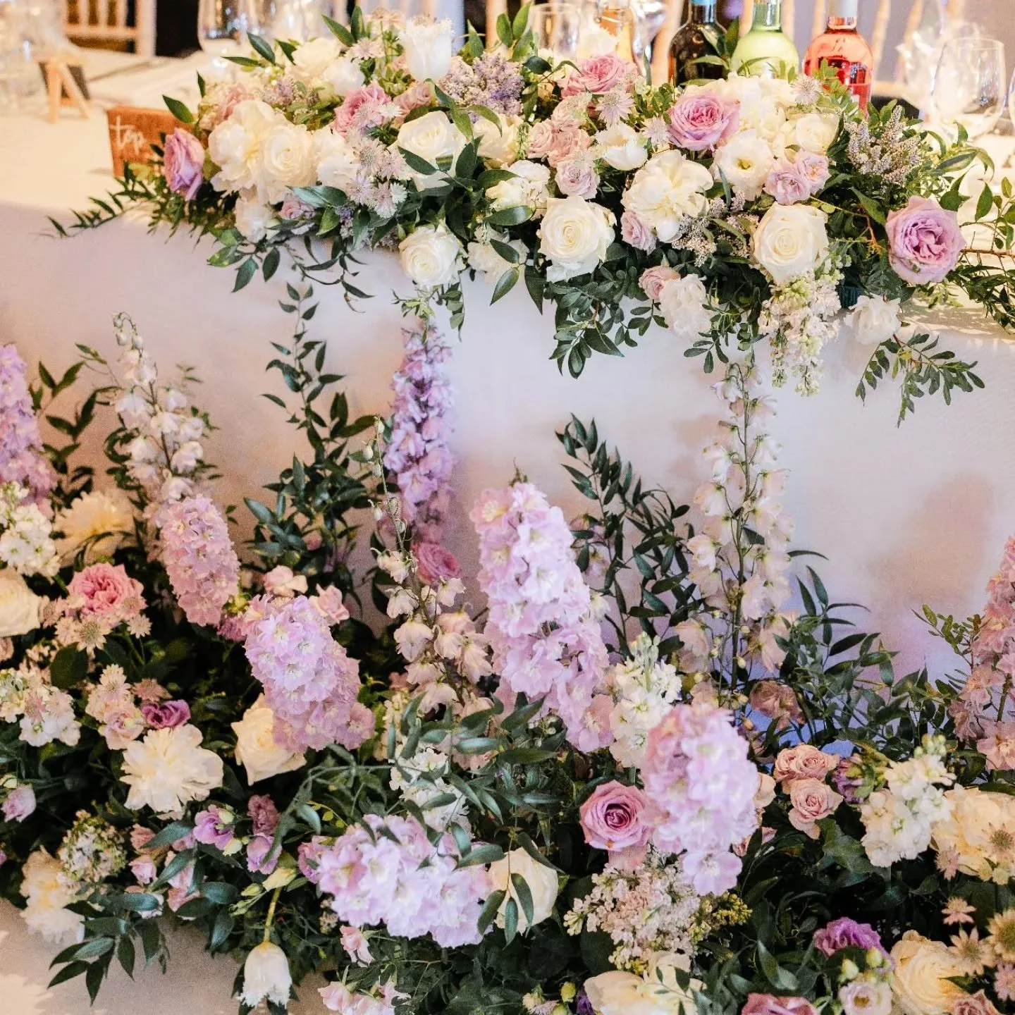 An underated colour palette - lilacs &amp; neutrals. Soft &amp; romantic💜🤍 &amp;  I do love a lilac delphinium 😍

Venue @micklefieldhall 
Photo @poppycarterportraits 

#hertfordshireflorist #bedfordshireflorist #weddingflorist #toptableflowers #ba