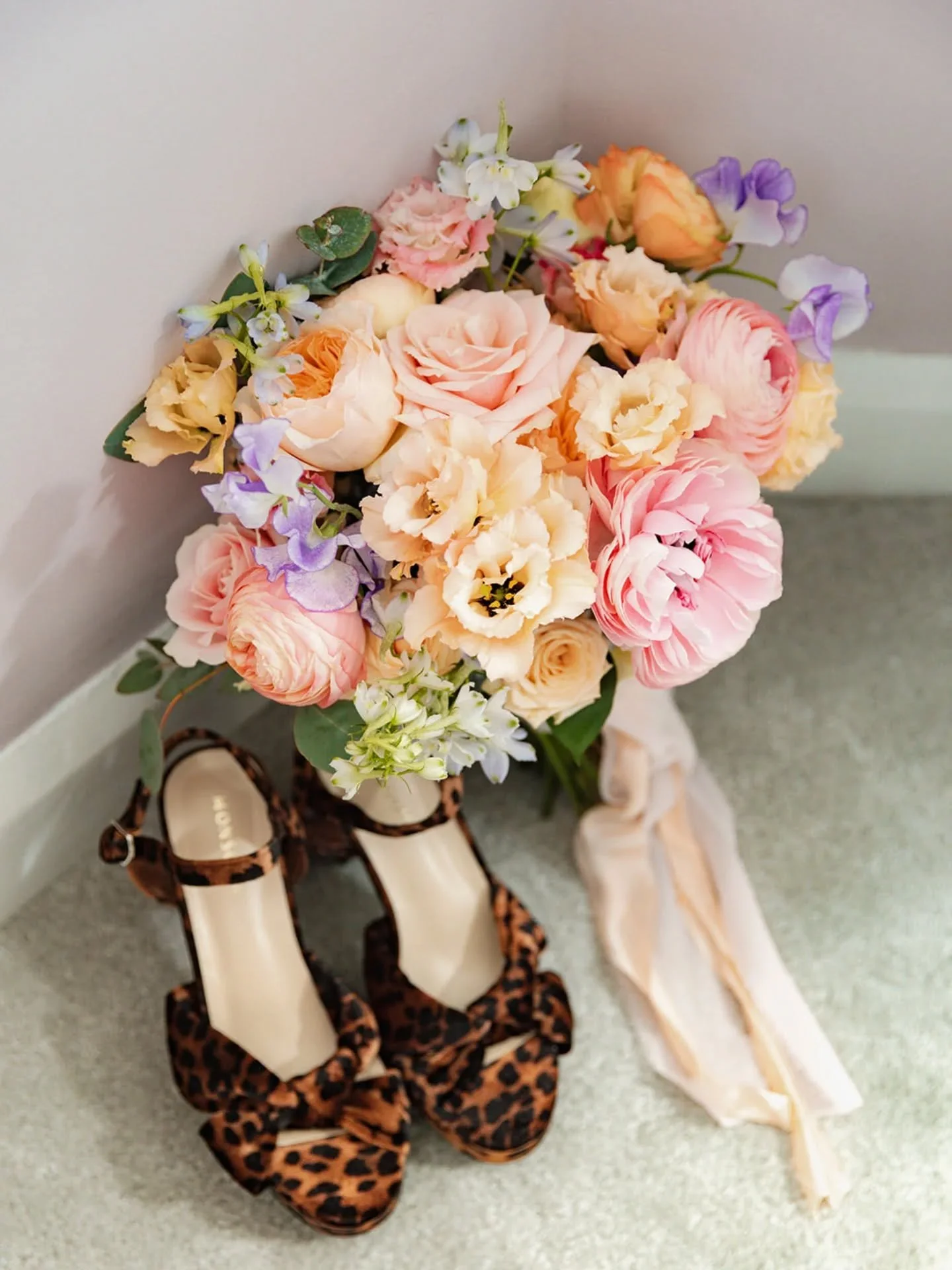 A mix of delicate pastels for Lucy's bridal bouquet, &amp; a pop of animal print for her bridal shoes! 😍 What a combo. 

#springweddingflowers #hertfordshireflorist #bedfordshireflorist #cambridgeshireflorist #buckinghamshireflorist