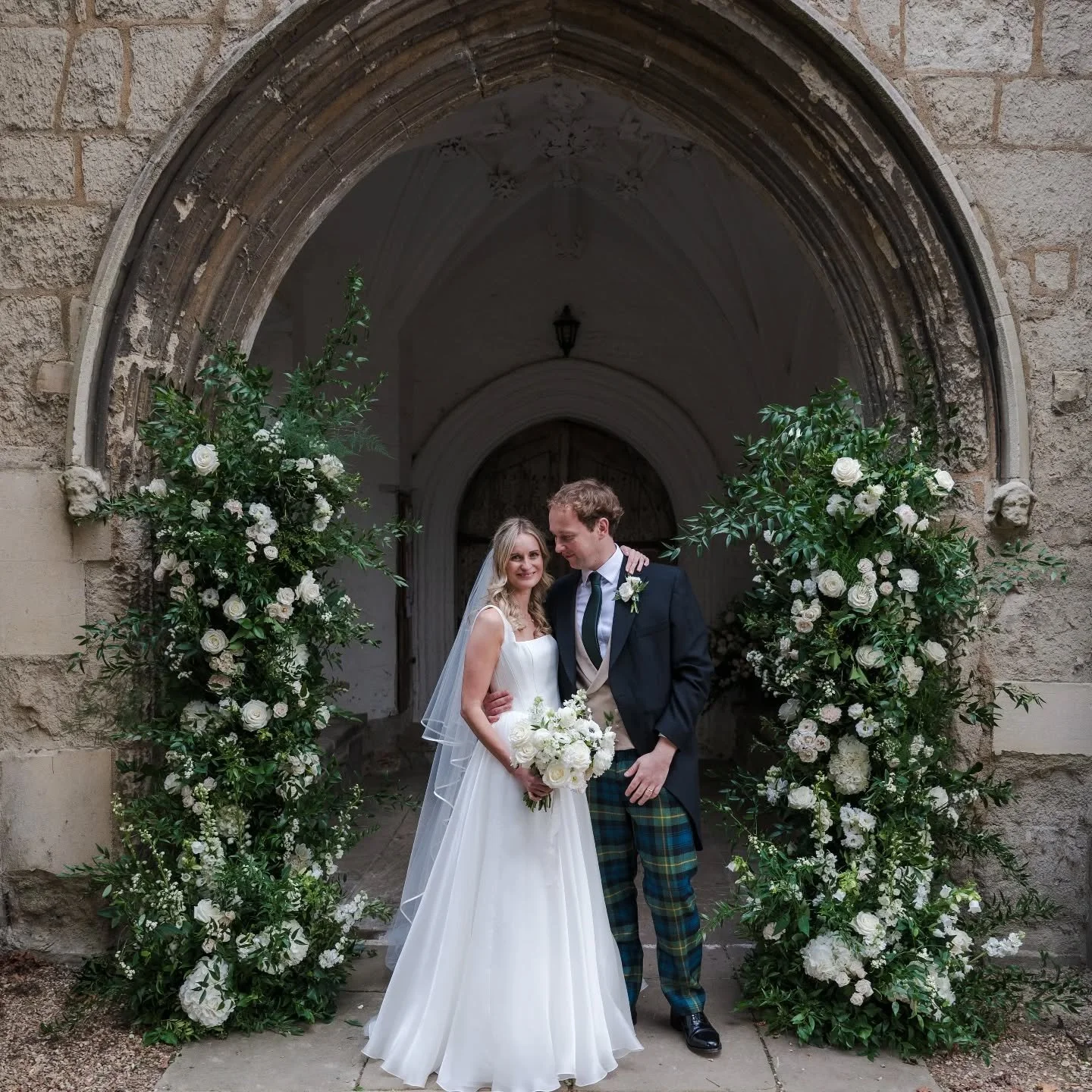 Pretty village churches &amp; flower arches are the best combo 🤍 🌿We repurposed this over the road to the local pub, where the couple had a brunch the following day 😊🌸

Photo @fountain_photography_ 

#churchceremony #hertfordshireflorist #bedford