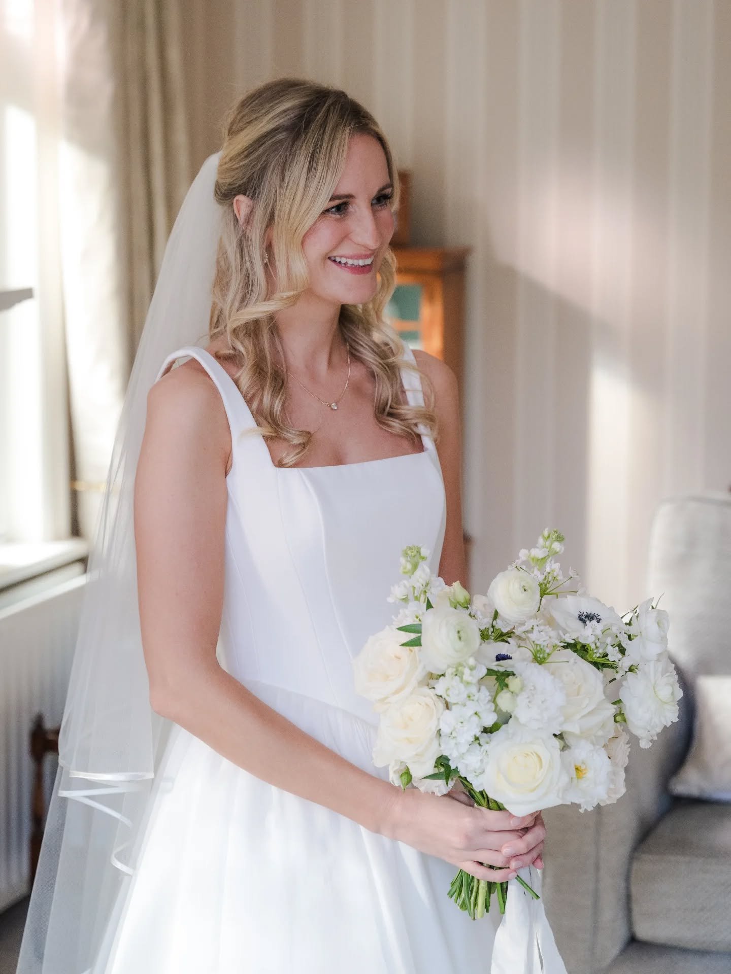 Beautiful Bride Ali, ready for the ceremony. I loved this all neutral bridal bouquet with pops of black centred anemone 🤍

Photo @fountain_photography_ 
Hair @hairby_summerlangton 
Makeup @make_up_by_rina

#hertfordshireflorist #bedfordshireflorist 