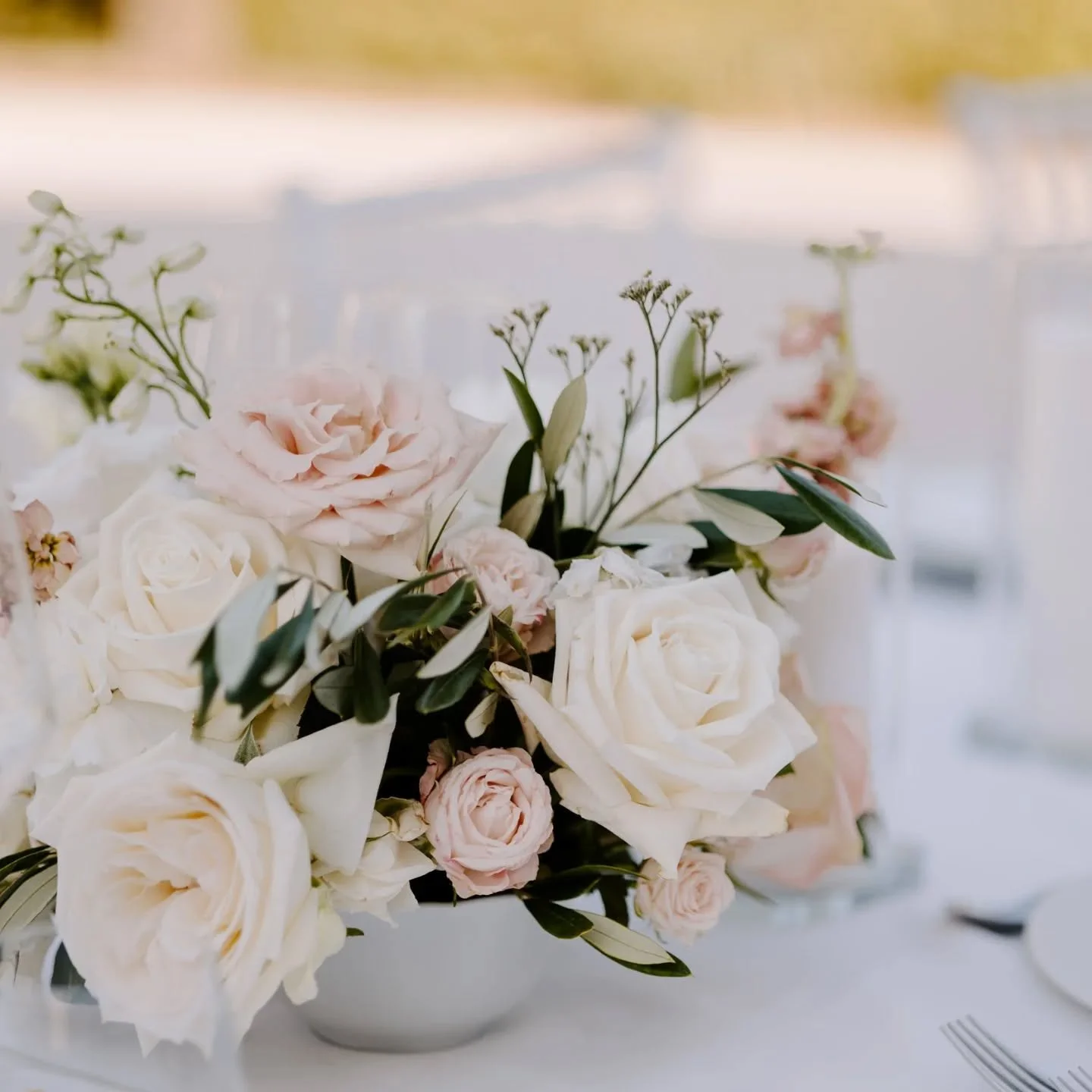 Alfresco dining for this beautiful intimate wedding in Italy. Bowl arrangements, bud vases &amp; candles for a long banquet table set up 😍

Venue @lestonghe 
Photo @kukushkina.photography 

#alfrescodining #italianwedding #italywedding #destinationw
