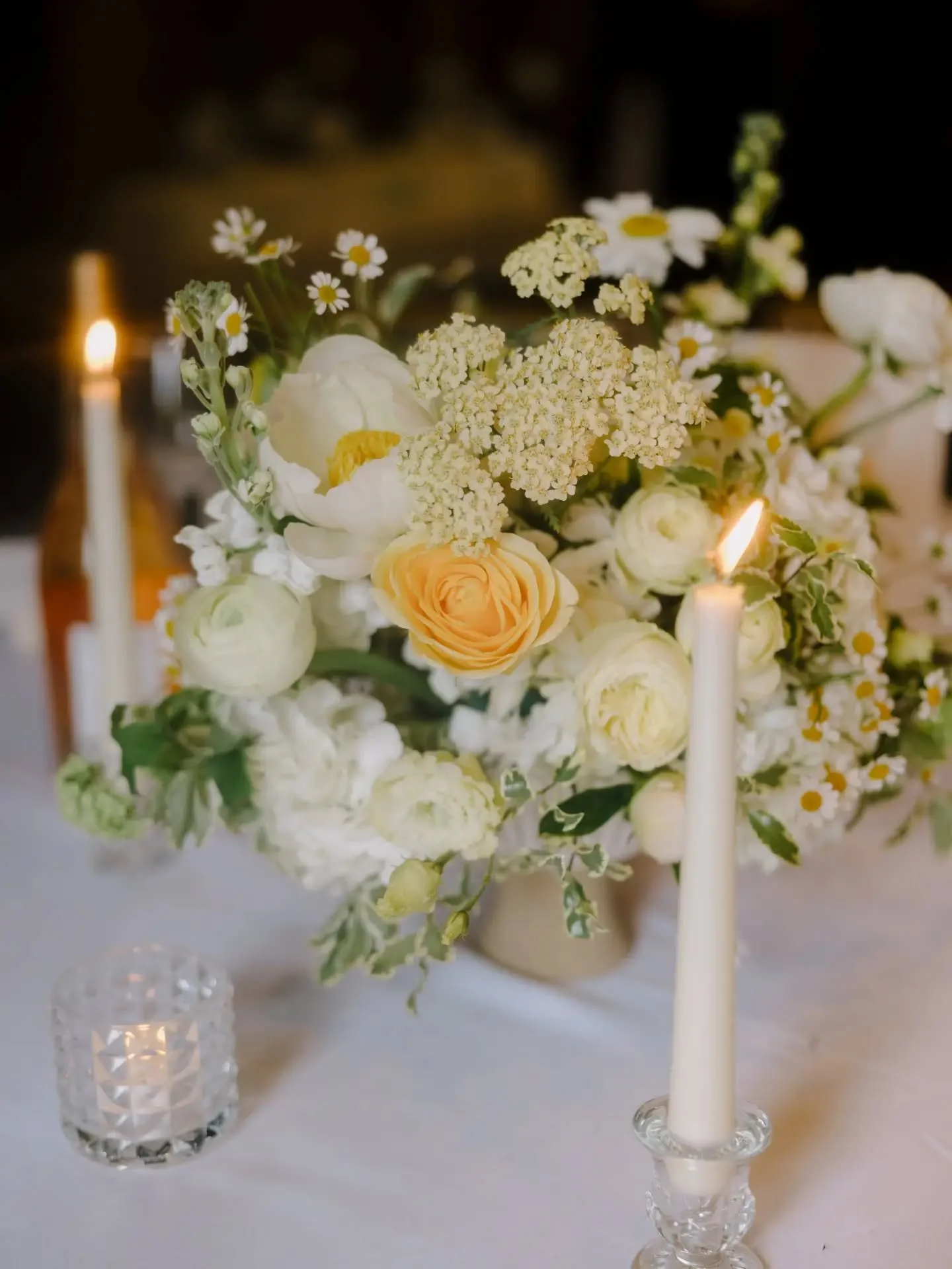 A gorgeous lemon &amp; cream footed bowl arrangement 💛 the perfect table centerpiece for a bit of added romance. 

Photo @jamesrichphoto
Venue @barnsatredcoats 

#hertfordshirewedding #hertfordshireflorist #bedfordshireflorist #cambridgeshireflorist
