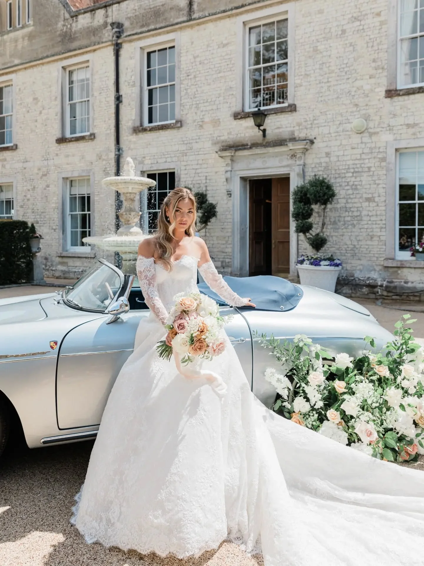 A dreamy shot in front of the stunning house at Froyle Park with the perfect wedding car! 😍🤍

Concept co-creation @sarahshuttleluxurybrands &amp; @viviennemayweddings
Planning &amp; styling @viviennemayweddings
Photography @maxeenkim 
Florist @will