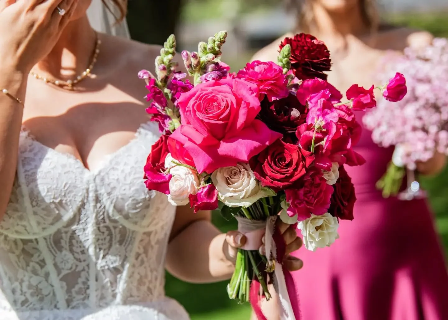 Loved this colour combo for Alex's Bridal bouquet. Those pink floyd roses are popping 😍

Venue @offleyplace
Photo @lyndseychallis 

#hertfordshireflorist #bedfordshireflorist #tableflorals #manorhousewedding #offleyflorist