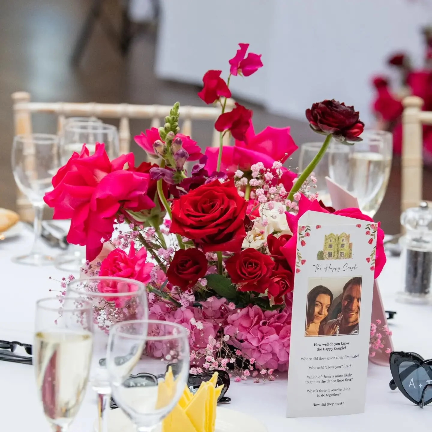 A mix of low posy arrangements &amp; tall glass vase arrangements to decorate the beautiful light airy space in the History Ballroom. 

Venue @offleyplace
Photo @lyndseychallis 

#hertfordshireflorist #bedfordshireflorist #tableflorals #manorhousewed
