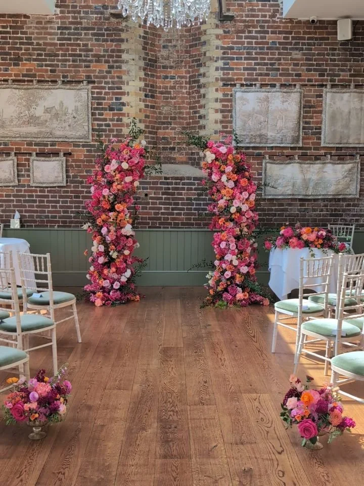Behind the scenes vs the pro shots 🧡🩷

Always very grateful to the photographers who take the time to share images with suppliers 🌸 thank you!

Photo @edpereiraphoto 
Venue @offleyplace 

#hertfordshireweddingflorist #bedfordshireweddingflorist #o