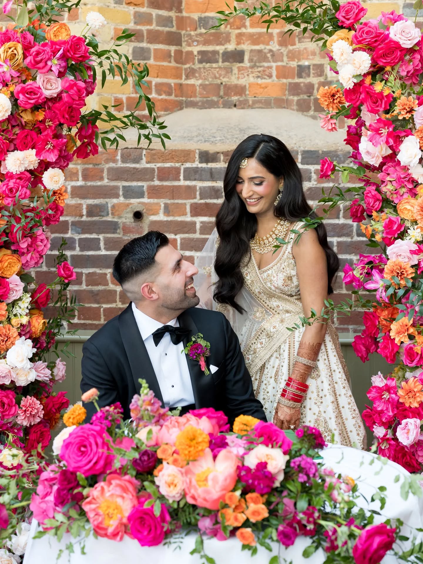 If this isn't your sign to go for a bold colour scheme for your florals, then I don't know what is! 😍 The gallery from Zayna &amp; Raj's wedding is beyond stunning! 🧡🩷

Photo @edpereiraphoto 
Venue @offleyplace 
Hair &amp; Makeup @zivilehmua
Mehdi