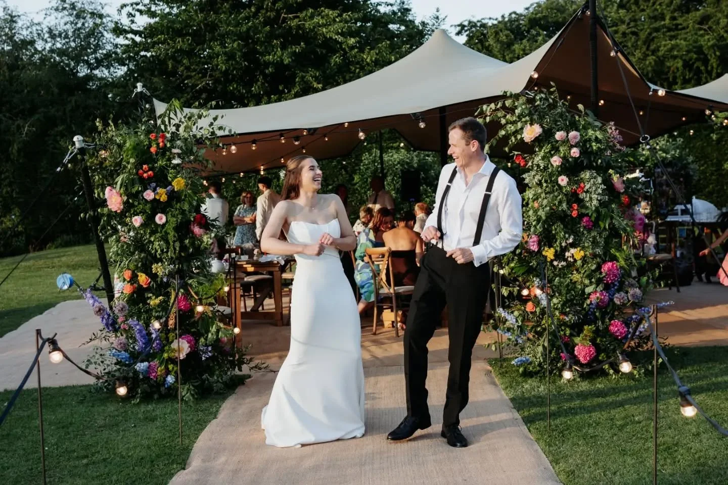 Lois &amp; Will's gallery has just dropped in my inbox and it's an absolute stunner, full of big smiles &amp; laughter 😍

The wedding was on a scorcher of a day in June, all set up in the gorgeous garden of the family home. 

Statement flower column