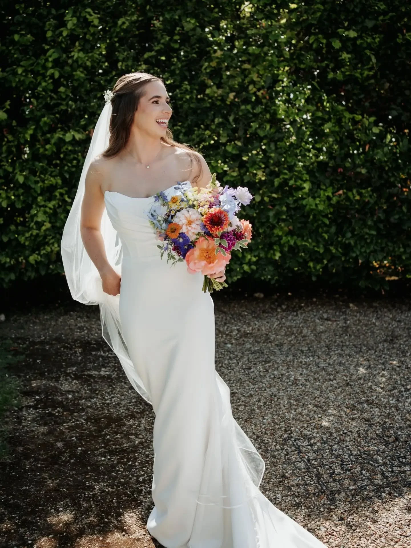 Beautiful Bride Lois, with her bouquet full of early summer goodies including some homegrown beauties 😍

Hair @taylorrobinsonhair 
MUA @makeupbyzk 
Photo @lukecumminsphotography 

#gardenwedding #marqueewedding #hertfordshireflorist #bedfordshireflo