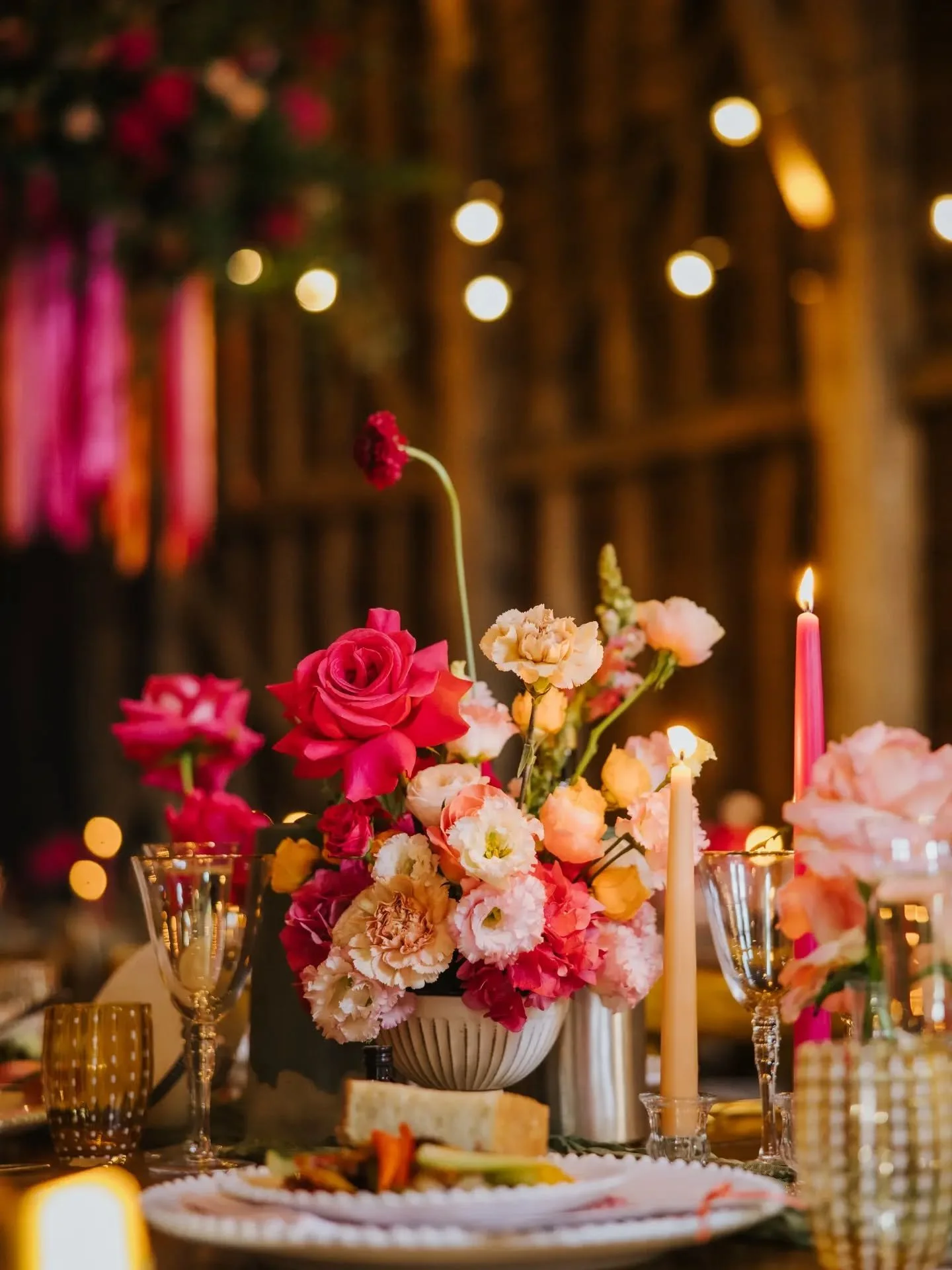 Attention to detail on this one was gorgeous! 😍💗🧡

Venue @barnsatredcoats 
Photo @binkynixon 
Napkins @truffletablescapes 
Plates &amp; glasses @wrenark

#hertfordshirewedding #tablesetup #hertfordshireflorist #bedfordshireflorst #tableflowers