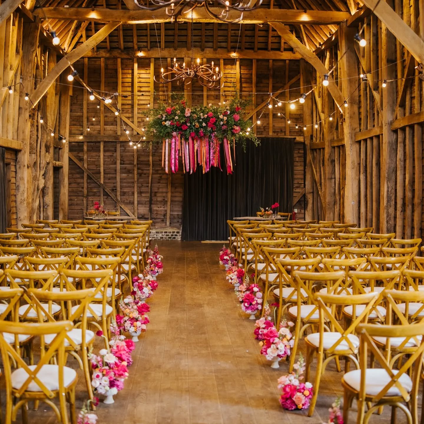 Ceremony details in the barn 😍 a mix of bowl arrangements and posies to line the aisle and a statement flower cloud with trailing ribbons. This colour pop in the backdrop of the barn is always a fave of mine. 

Photo @binkynixon 
Venue @barnsatredco